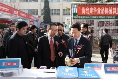 張天佐局長(右一)出席科技周